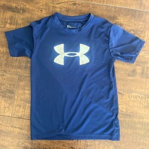 Like new Under Armor Breathable short sleeve shirt.  Navy